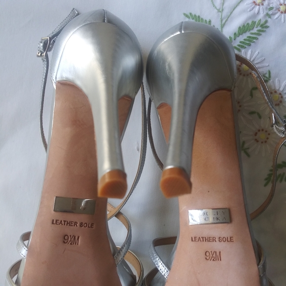 Badgley Mishka strappy silver heels Size 9.5 - Picture 5 of 9